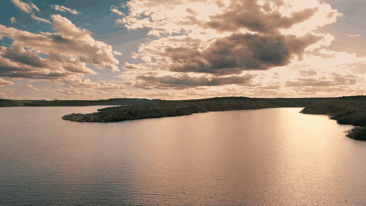 Águas do Rio São Francisco entre serras de Minas Gerais