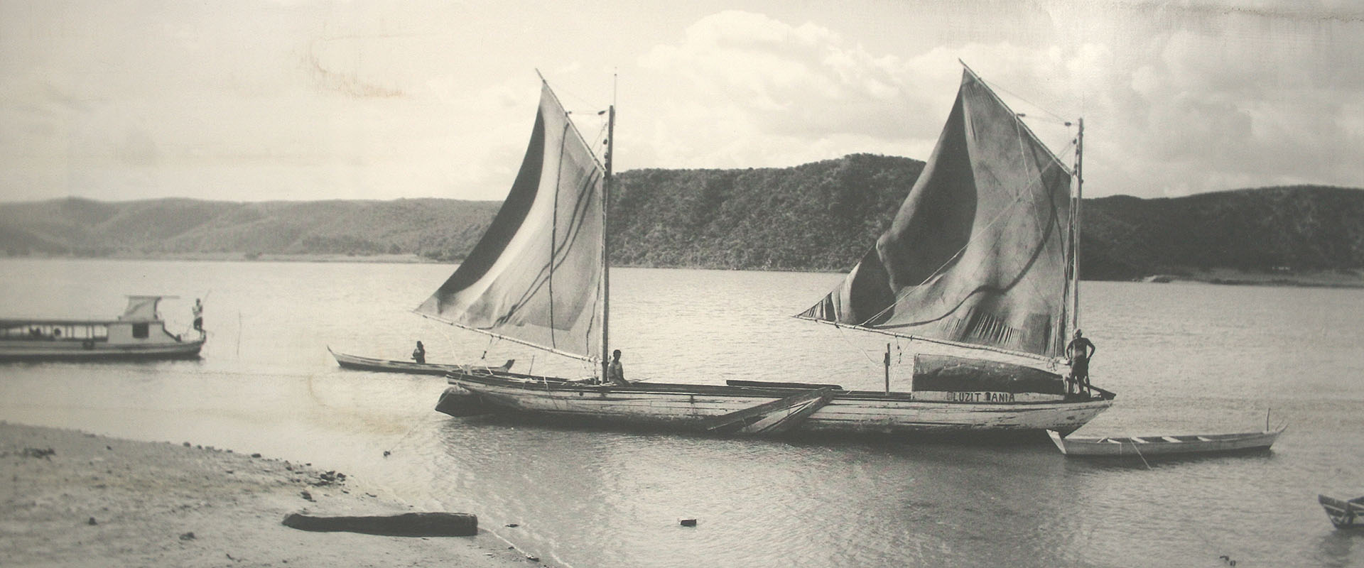 Canoa de Tolda Luzitânia navegando a vela